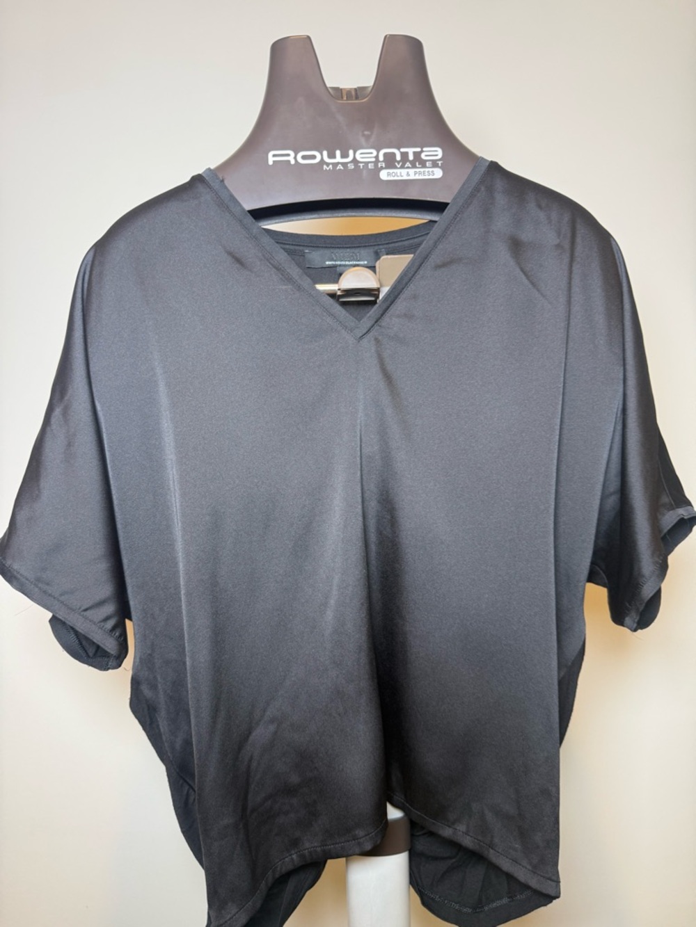 White House Black Marker WomenShort Sleeve V-Neck Shirt - Black silky flowy type - Picture 2 of 12